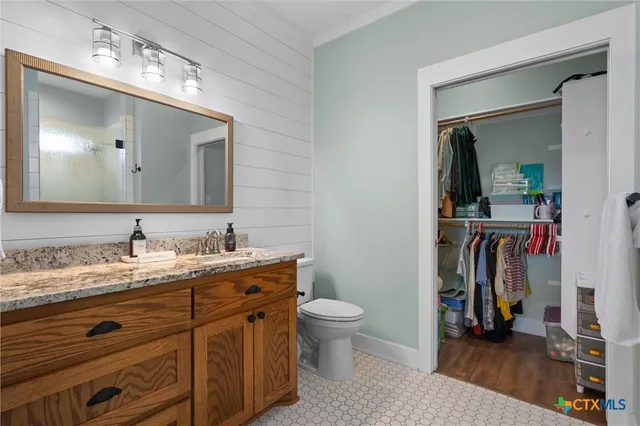 a en suite bathroom with a double vanity sink and a mirror