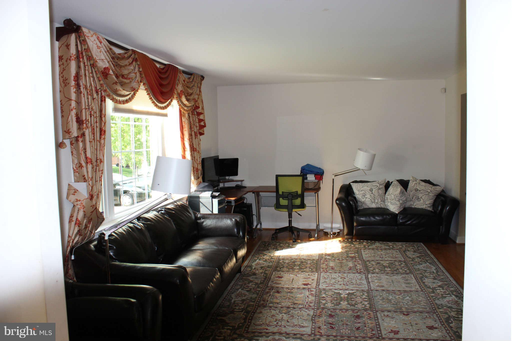 11311 Gainsborough Road Potomac, MD 20854 - Photo 4 of 10 Living Room