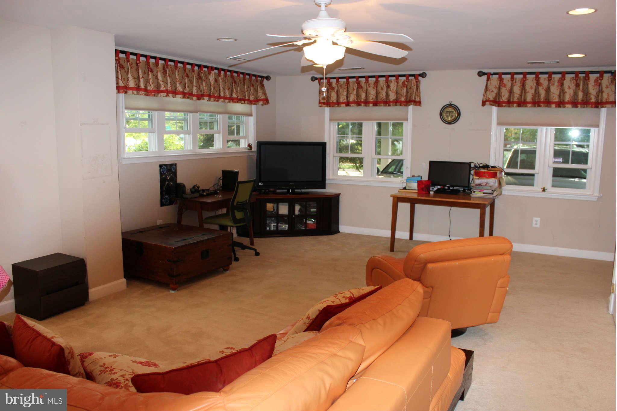 11311 Gainsborough Road Potomac, MD 20854 - Photo 5 of 10 Family Room