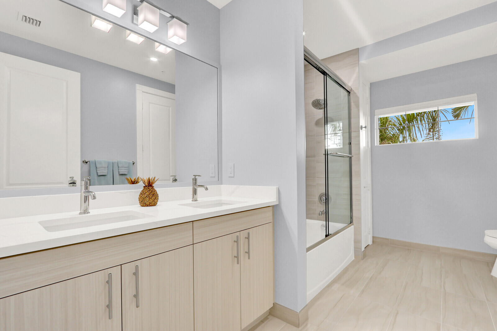 120 Water Pointe Place, Unit 1 Jupiter, FL 33477 - Photo 26 of 43 Guest Bathroom