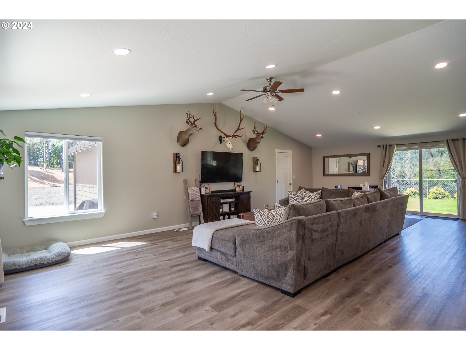 1213 Colonial Road Roseburg, OR 97471 - Photo 11 of 48 Gallery Image 11