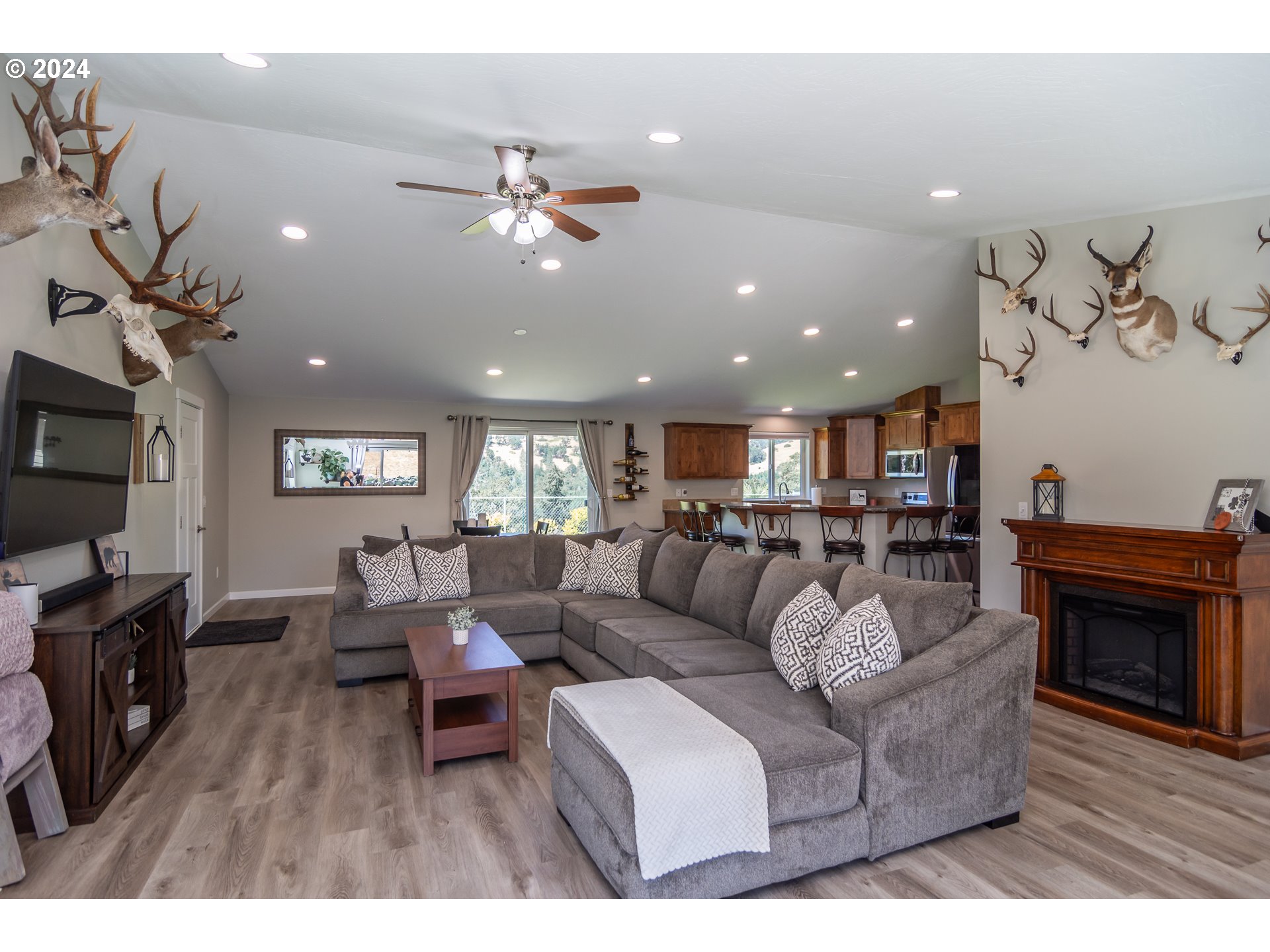 1213 Colonial Road Roseburg, OR 97471 - Photo 12 of 48 Gallery Image 12