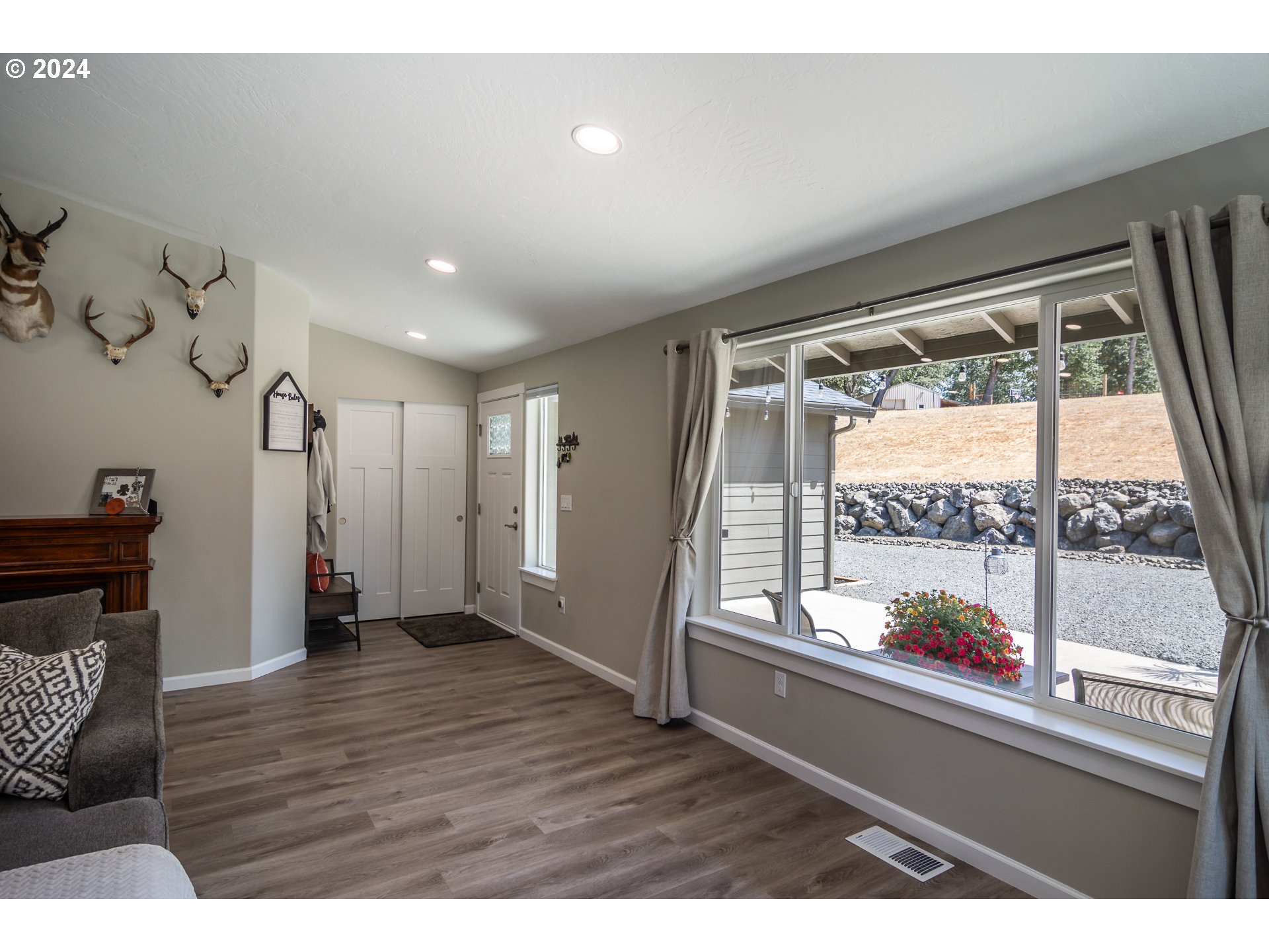 1213 Colonial Road Roseburg, OR 97471 - Photo 14 of 48 Gallery Image 14