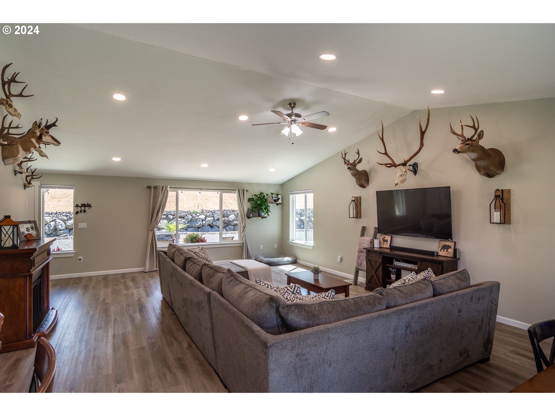 1213 Colonial Road Roseburg, OR 97471 - Photo 15 of 48 Gallery Image 15