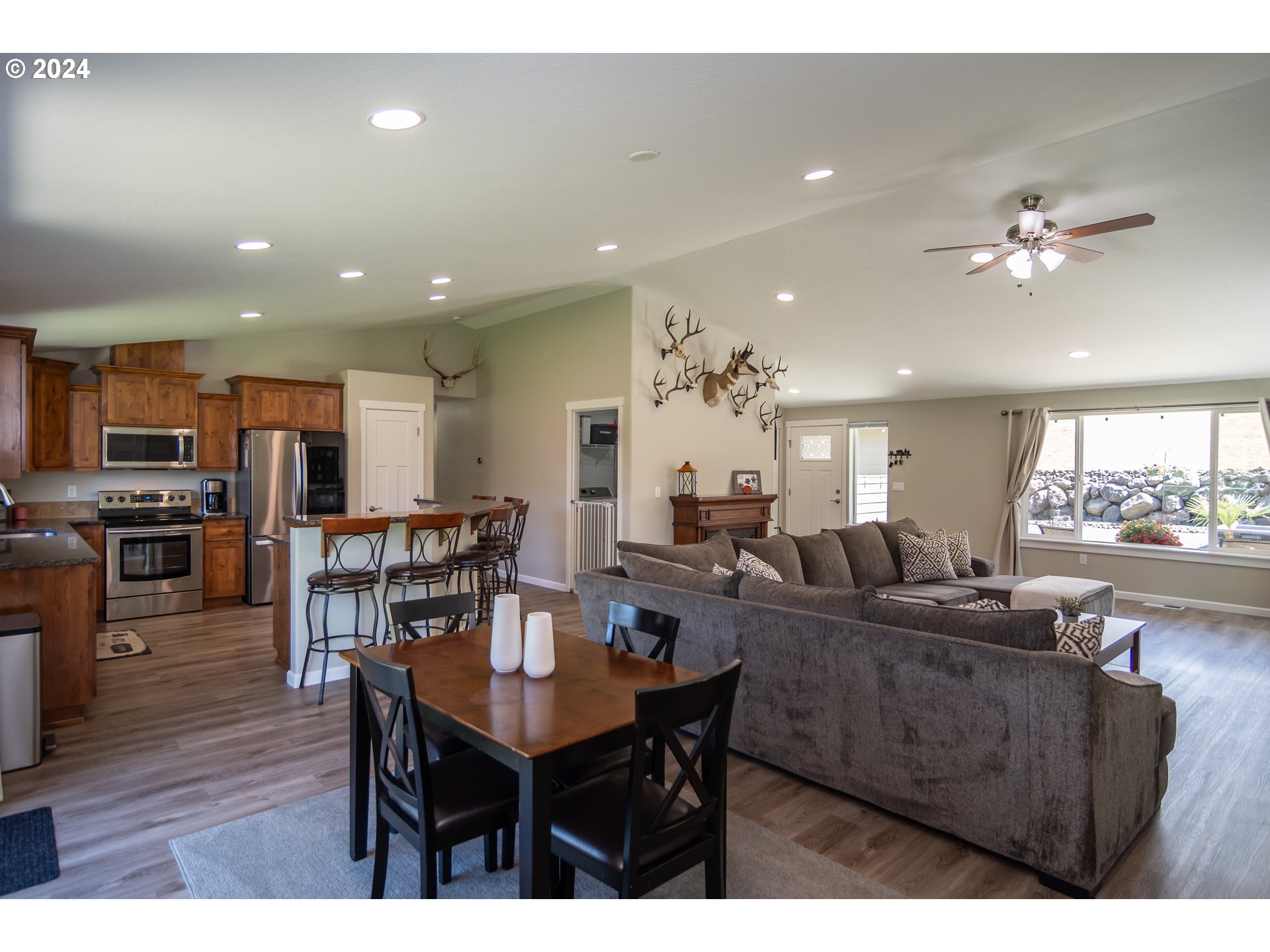 1213 Colonial Road Roseburg, OR 97471 - Photo 17 of 48 Gallery Image 17