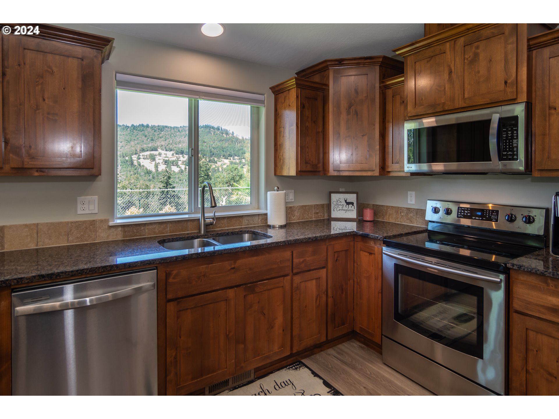 1213 Colonial Road Roseburg, OR 97471 - Photo 20 of 48 Gallery Image 20