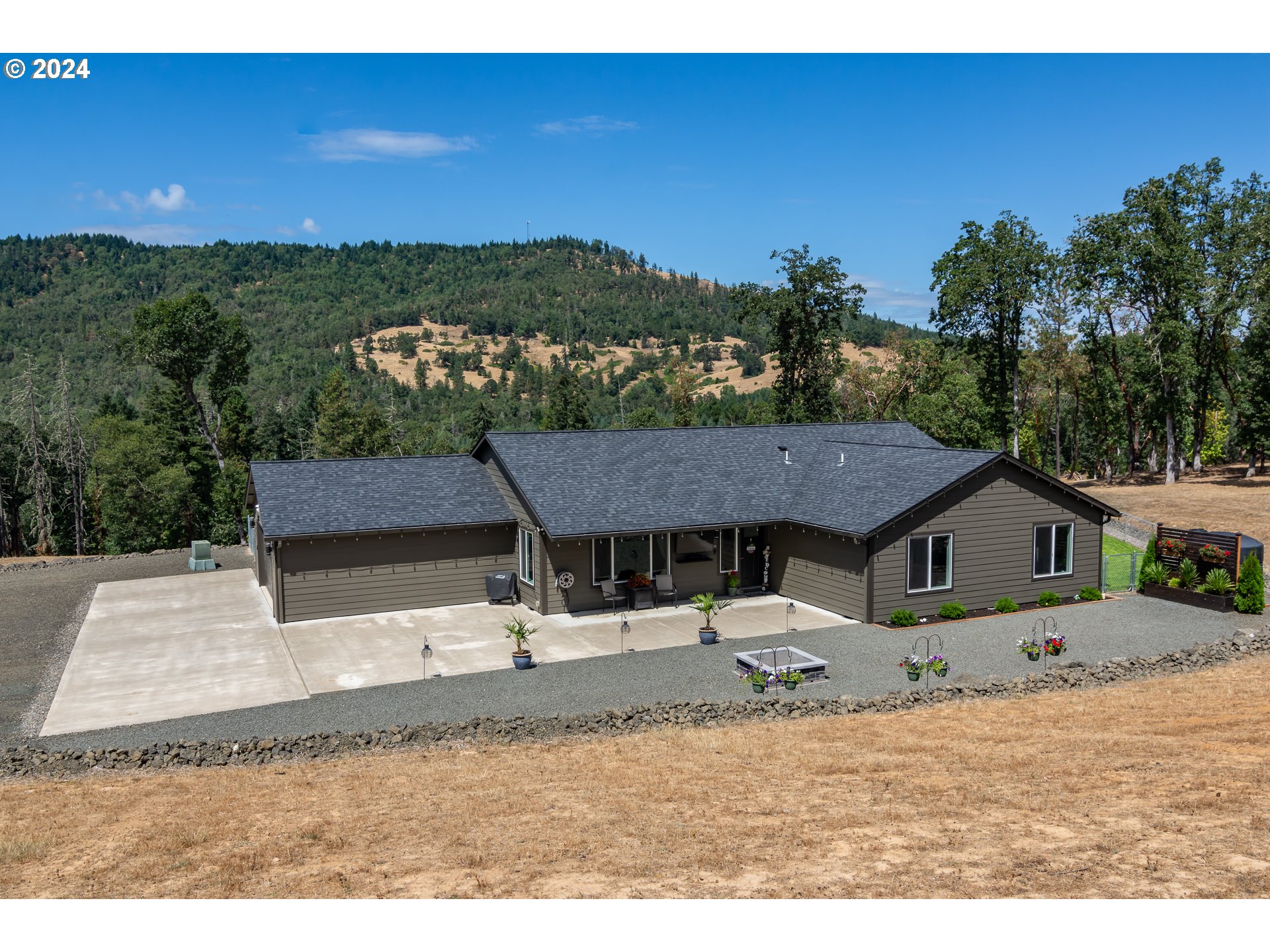1213 Colonial Road Roseburg, OR 97471 - Photo 2 of 48 Gallery Image 2