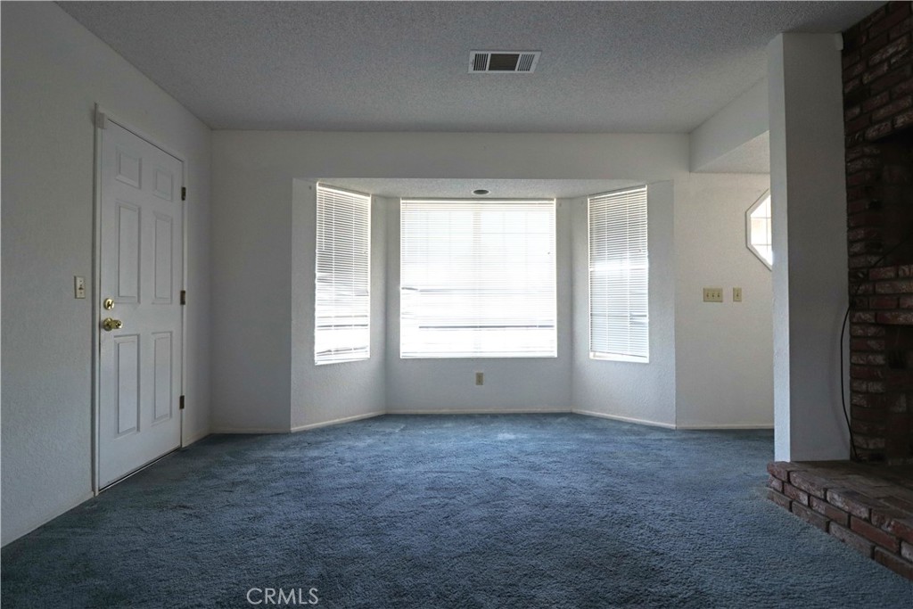 4752 Flying H Road Twentynine Palms, CA 92277 - Photo 34 of 55 an empty room with windows and closet