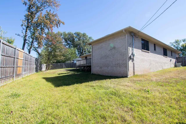 a view of a backyard