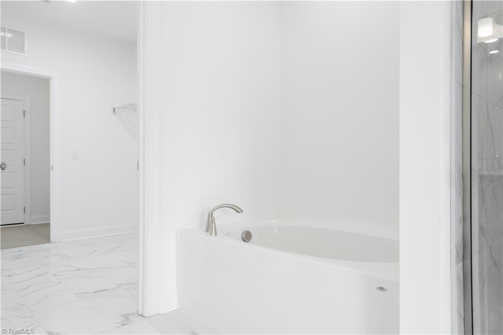 2051 Welden Ridge Road Kernersville, NC 27284 - Photo 27 of 50 Primary Bath