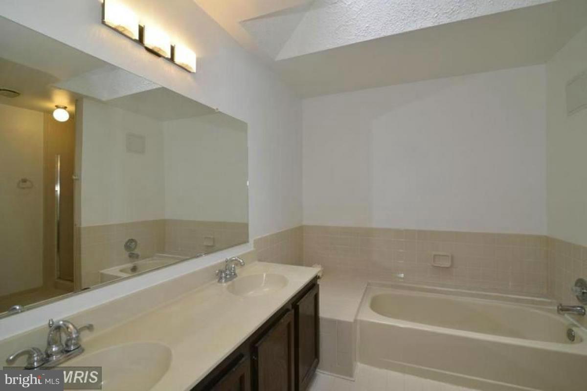 11632 Deer Forest Road Reston, VA 20194 - Photo 21 of 29 Bath