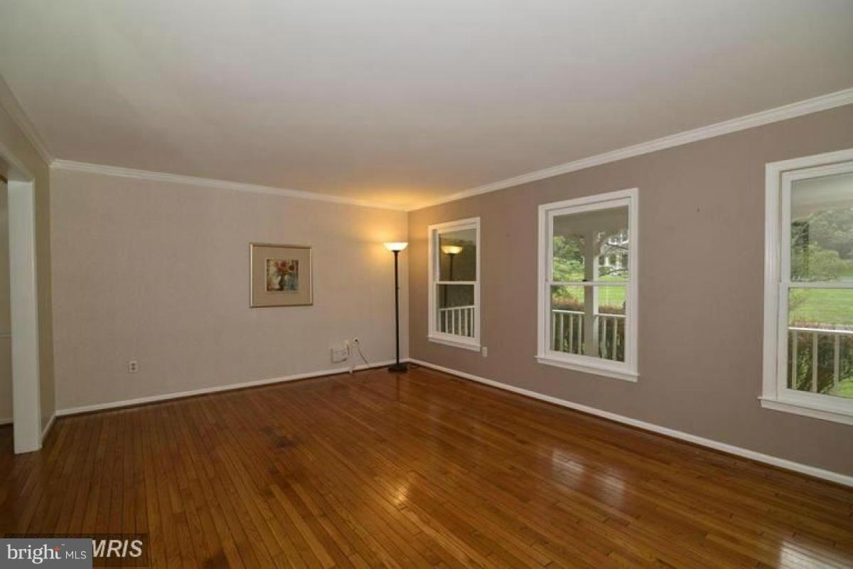 11632 Deer Forest Road Reston, VA 20194 - Photo 5 of 29 Living Room