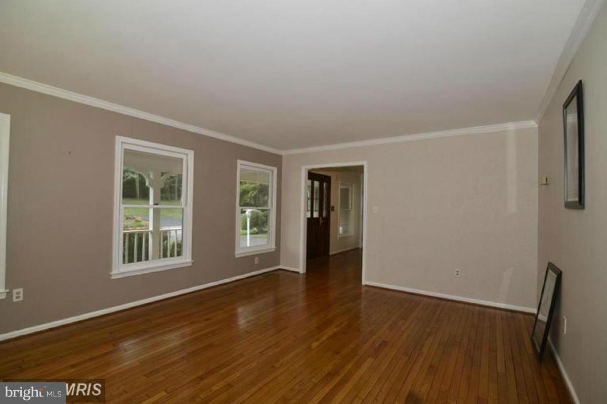 11632 Deer Forest Road Reston, VA 20194 - Photo 6 of 29 Living Room