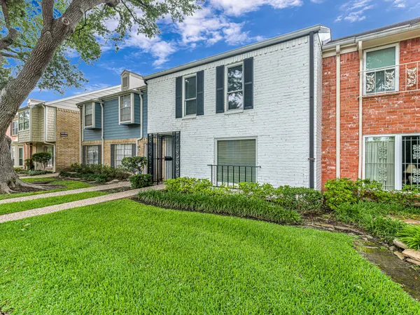 $300,000 | 1669 West Sam Houston Parkway South, Houston, TX 77042