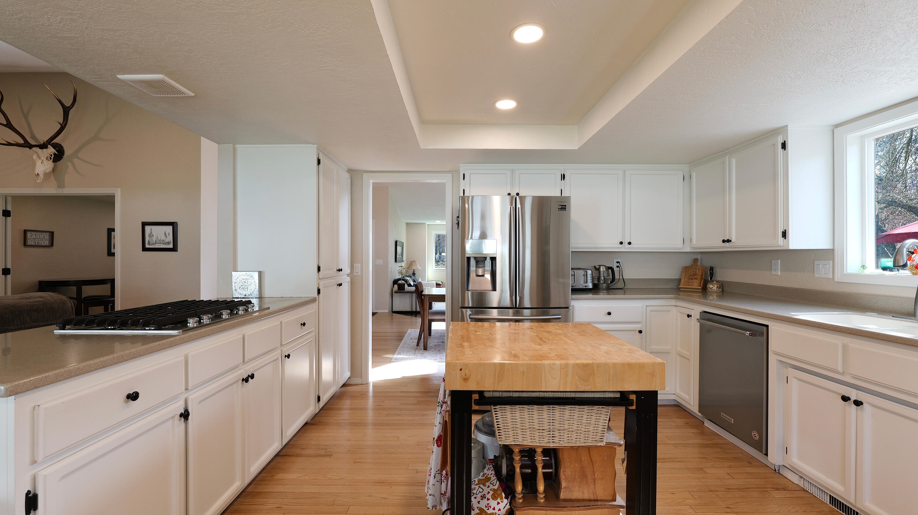 9401 Old Stage Road Central Point, OR 97502 - Photo 19 of 49 Kitchen