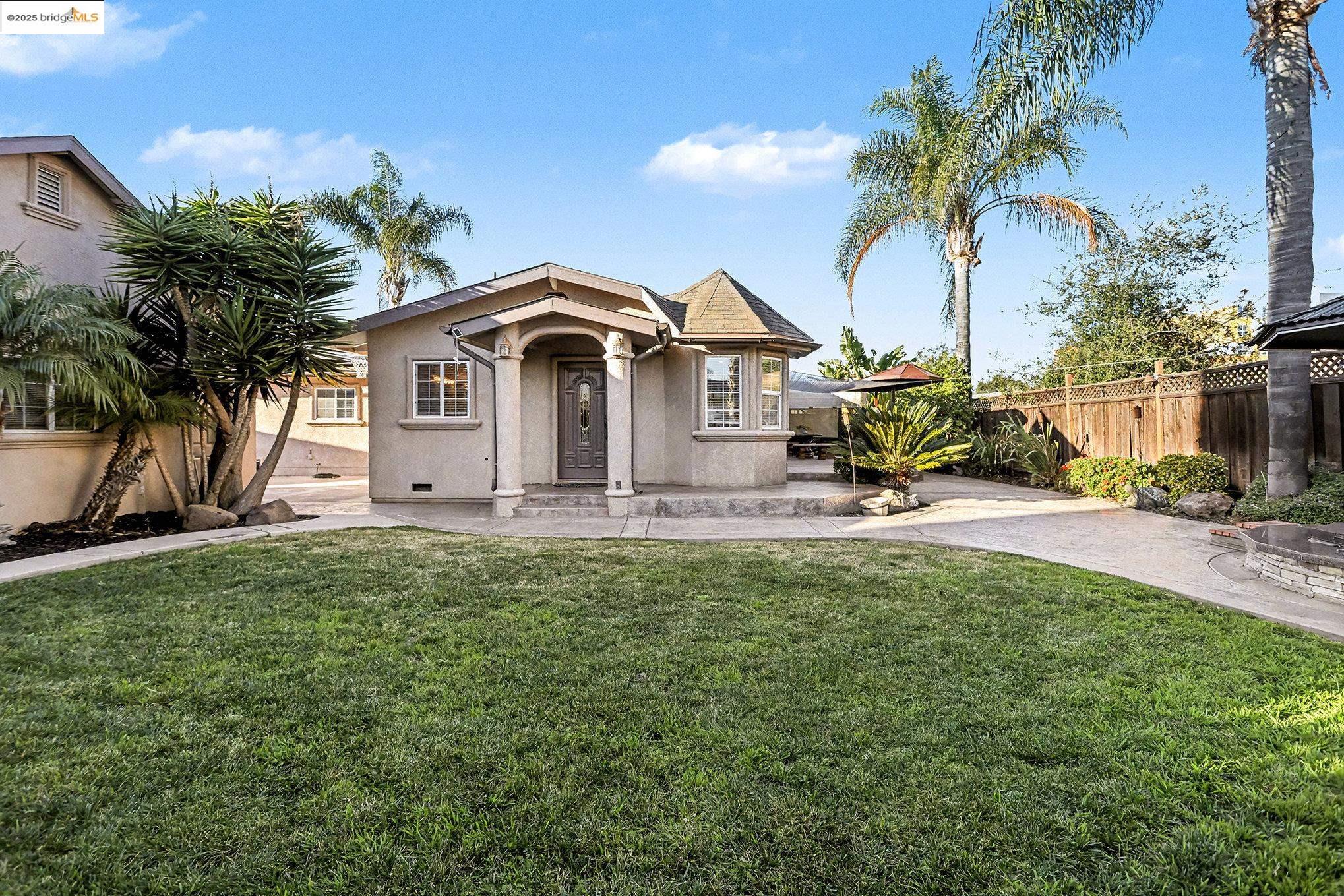 Second private entrance for primary suite through backyard