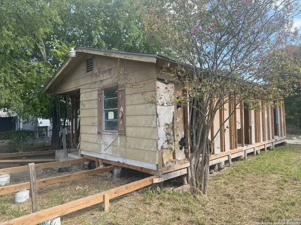 $93,900 | 215 Rehmann Street, San Antonio, TX 78204