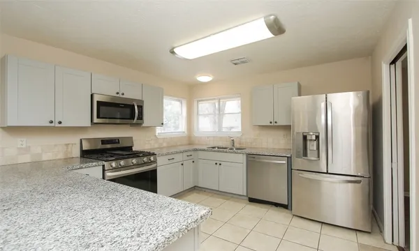 $2,550 | 6406 Ashton Street, Houston, TX 77091