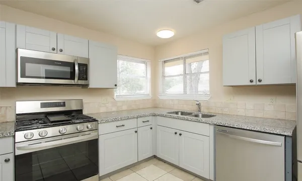 $2,550 | 6406 Ashton Street, Houston, TX 77091
