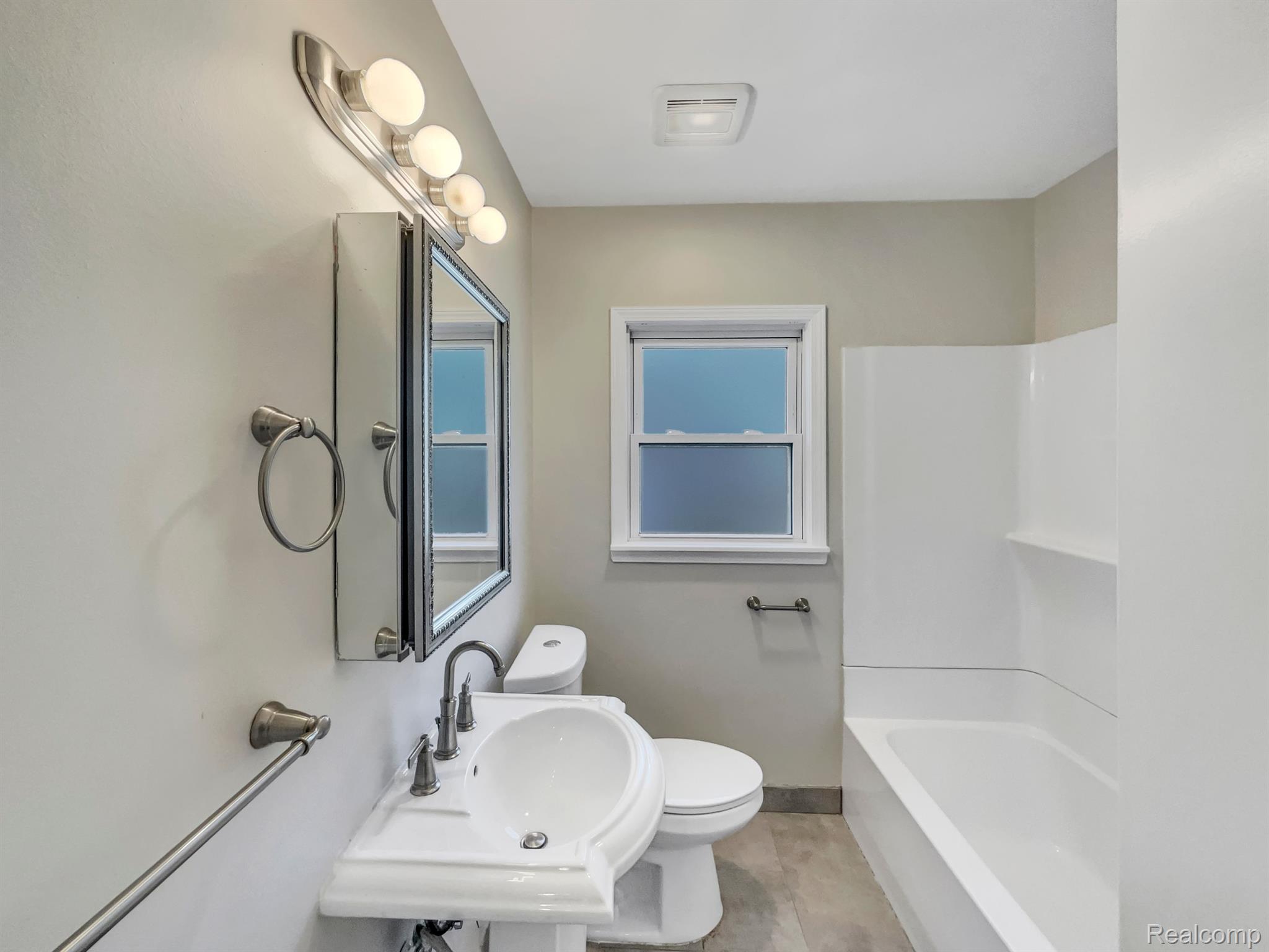 2129 Rosemont Road Berkley, MI 48072 - Photo 7 of 17