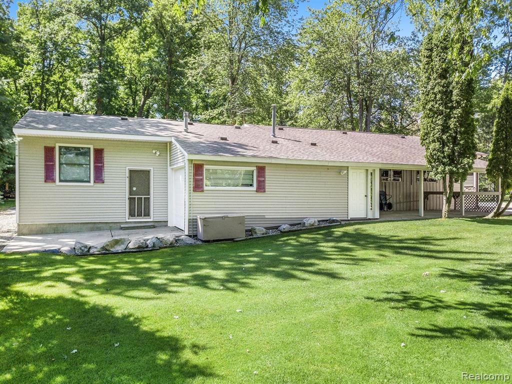 4939 Cedar Lake Road Howell, MI 48843 - Photo 9 of 38