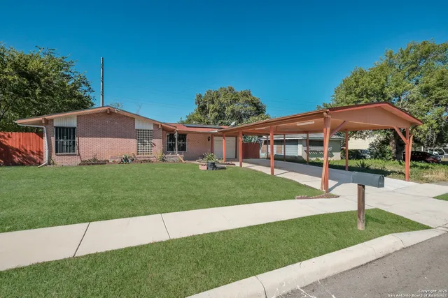 a view of a house with a yard