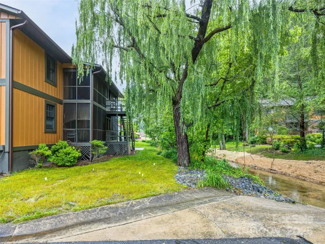 a view of a yard in front of a house