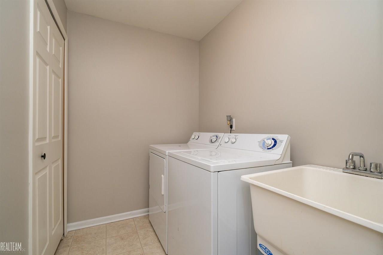 46124 Rhodes Drive Macomb, MI 48044 - Photo 17 of 21 50053308-16.JPG
