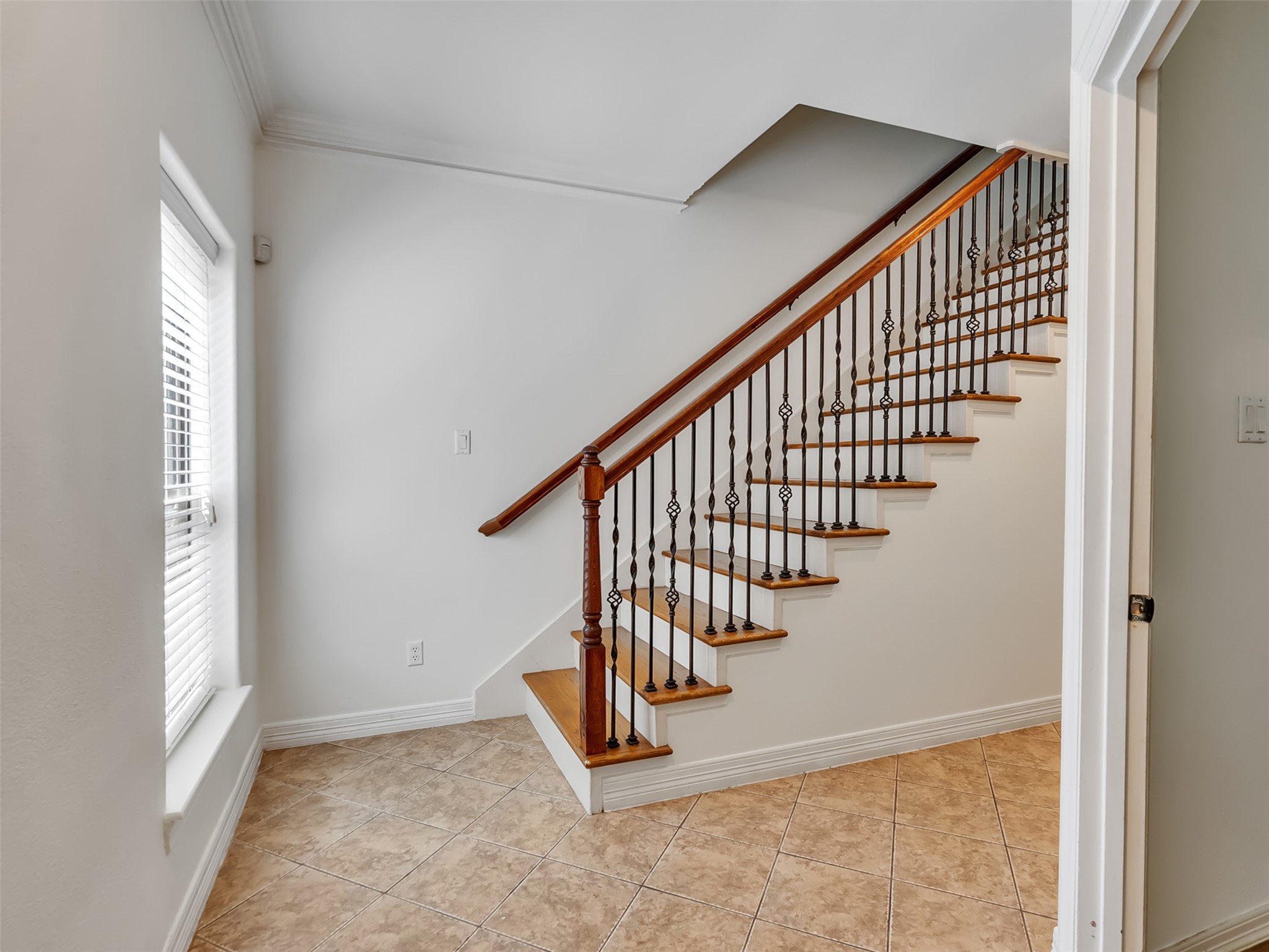 2540 Prospect Street, Unit B Houston, TX 77004 - Photo 3 of 37 a view of entryway