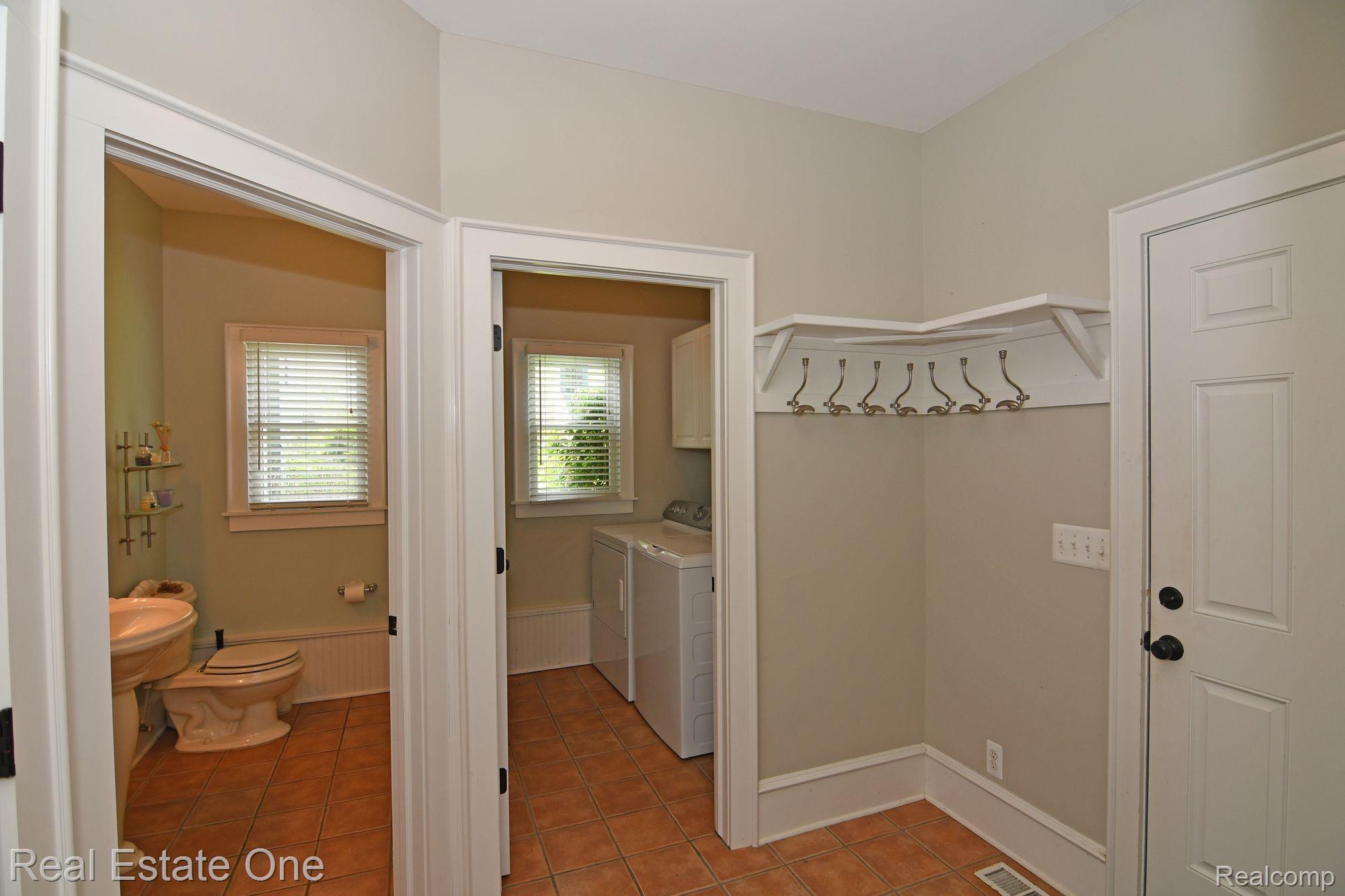69 South Holcomb Road Clarkston, MI 48346 - Photo 37 of 68 Mud Room