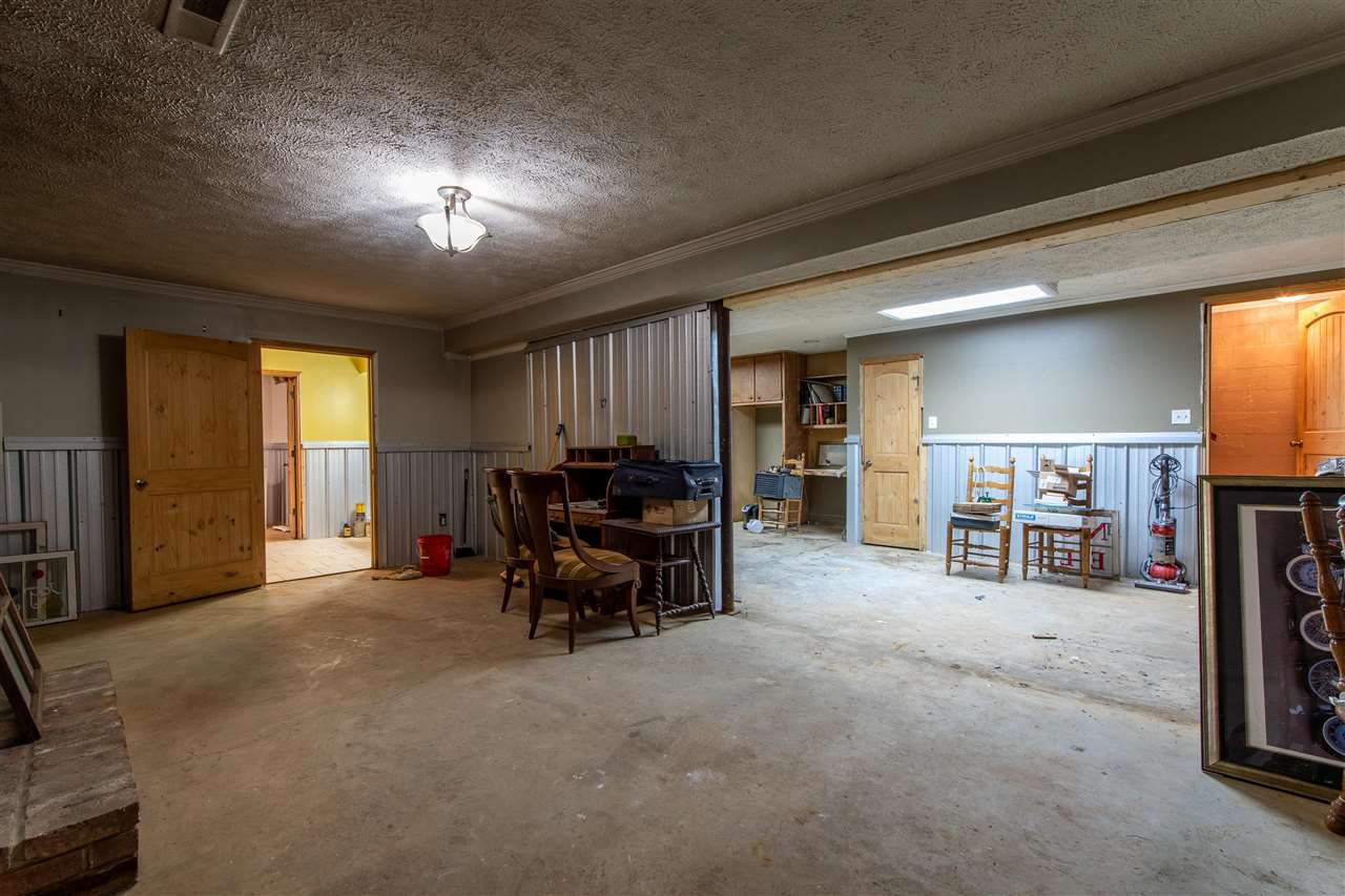 4560 Clifton Road Savannah, TN 38372 - Photo 20 of 25 a living room with furniture and a flat screen tv