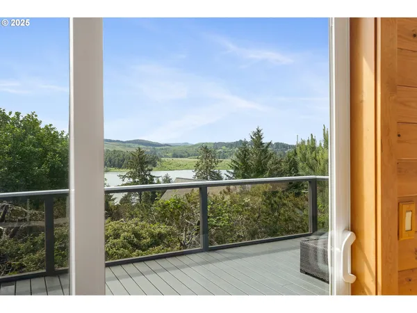 $689,000 | 1626 Northeast Regatta Way, Lincoln City, OR 97367