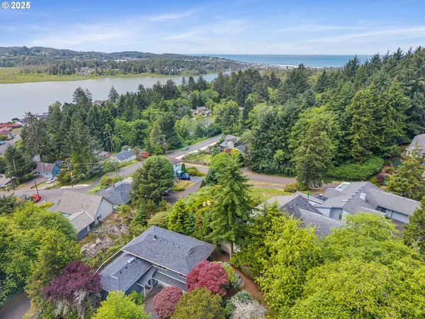 $689,000 | 1626 Northeast Regatta Way, Lincoln City, OR 97367