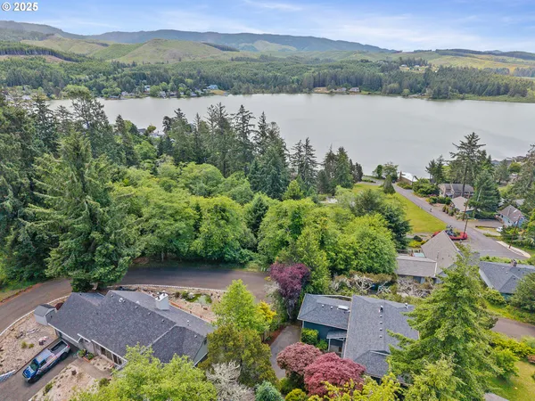 $689,000 | 1626 Northeast Regatta Way, Lincoln City, OR 97367