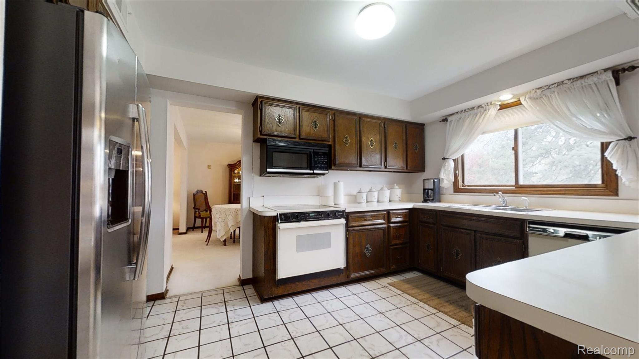 17635 Wayne Road Livonia, MI 48152 - Photo 12 of 31 Kitchen