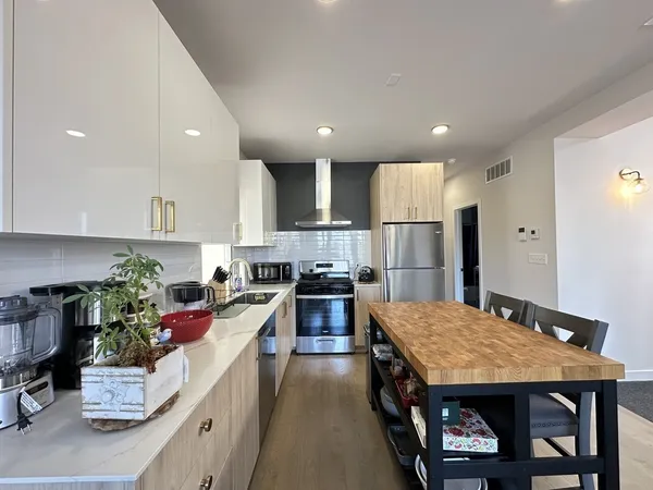 $2,600 | 908 North California Avenue, Unit 2F, Chicago, IL 60622