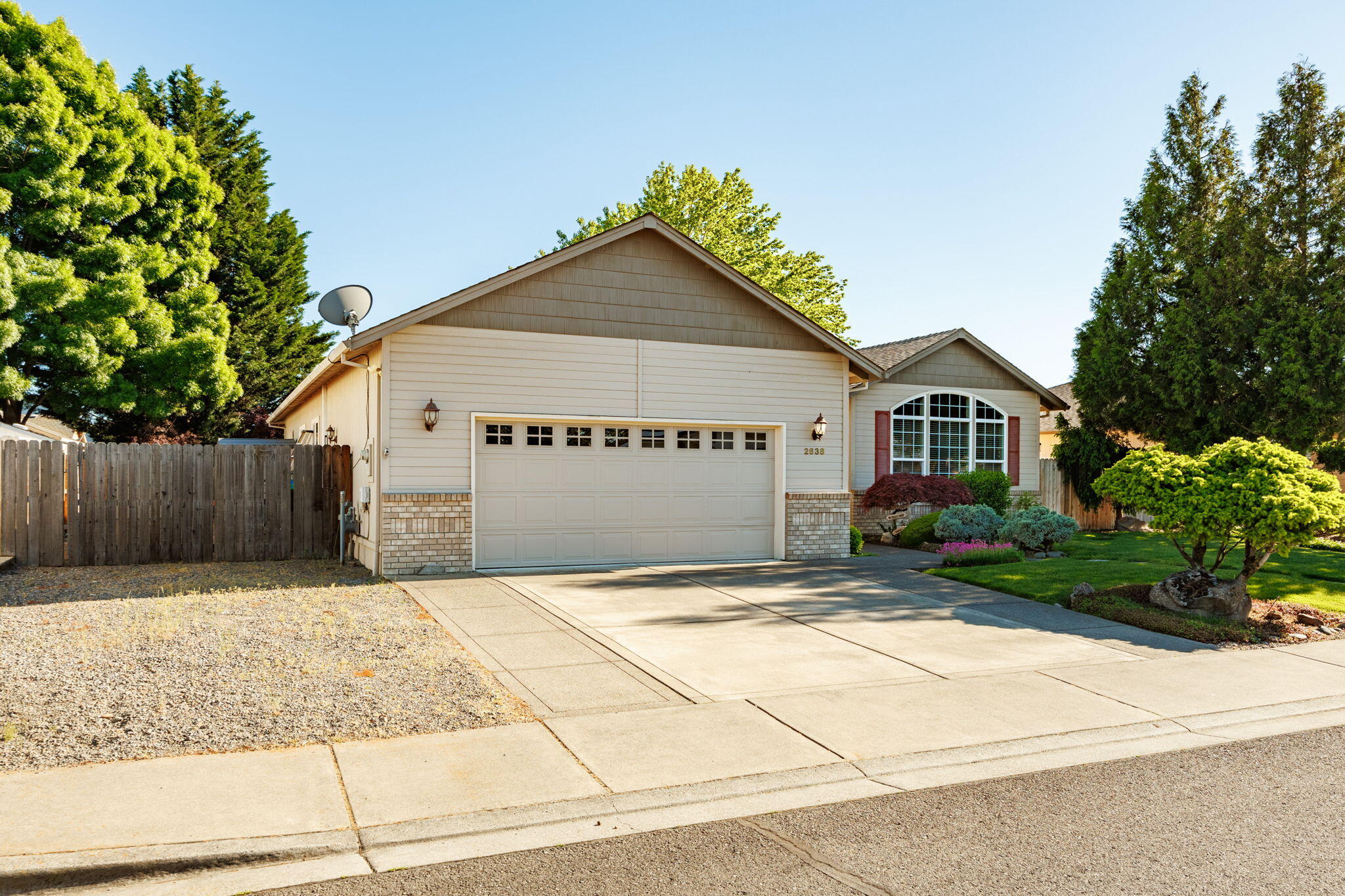 2638 Rabun Way Central Point, OR 97502 - Photo 2 of 31 2