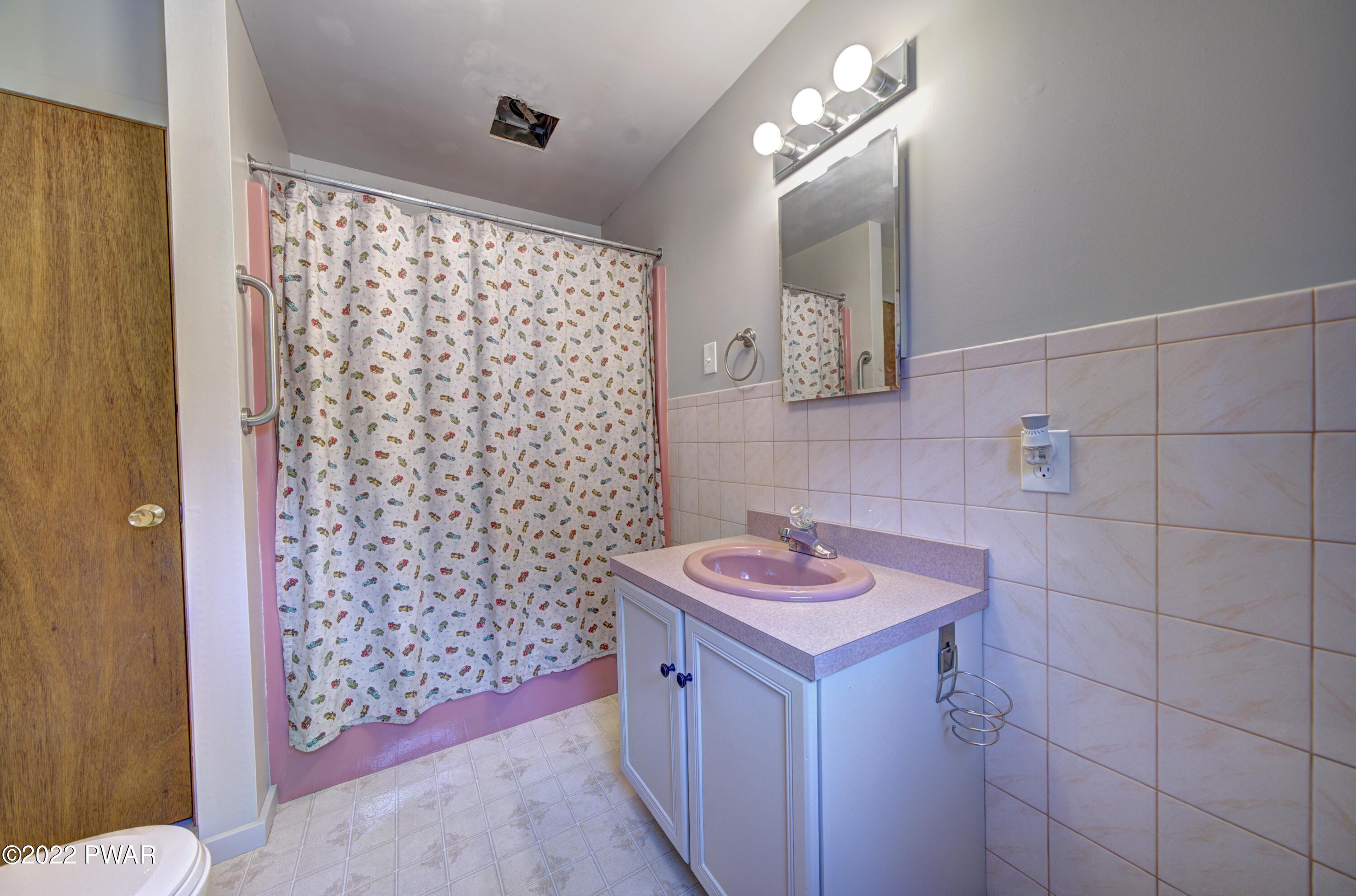 4 Riverside Drive Hawley, PA 18428 - Photo 12 of 24 Primary Bathroom