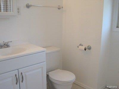 11200 Stark Road Livonia, MI 48150 - Photo 12 of 21 Upper Bath.jpg