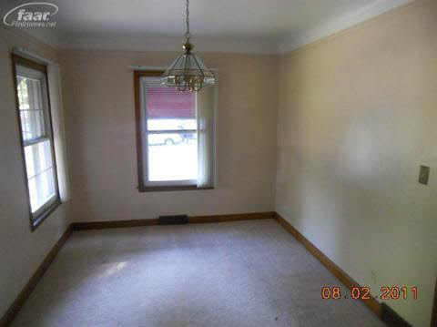 42 Oriole Road Pontiac, MI 48341 - Photo 6 of 10 20125058-5.JPG