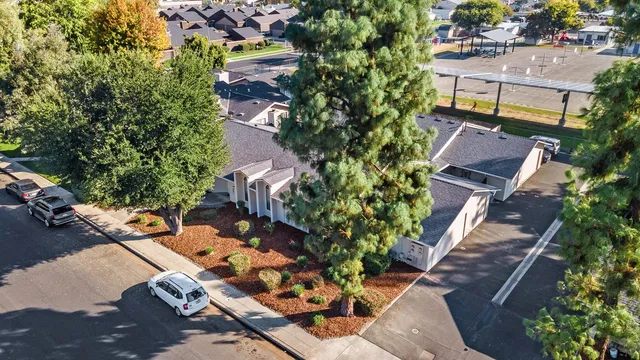 a view of empty room with window