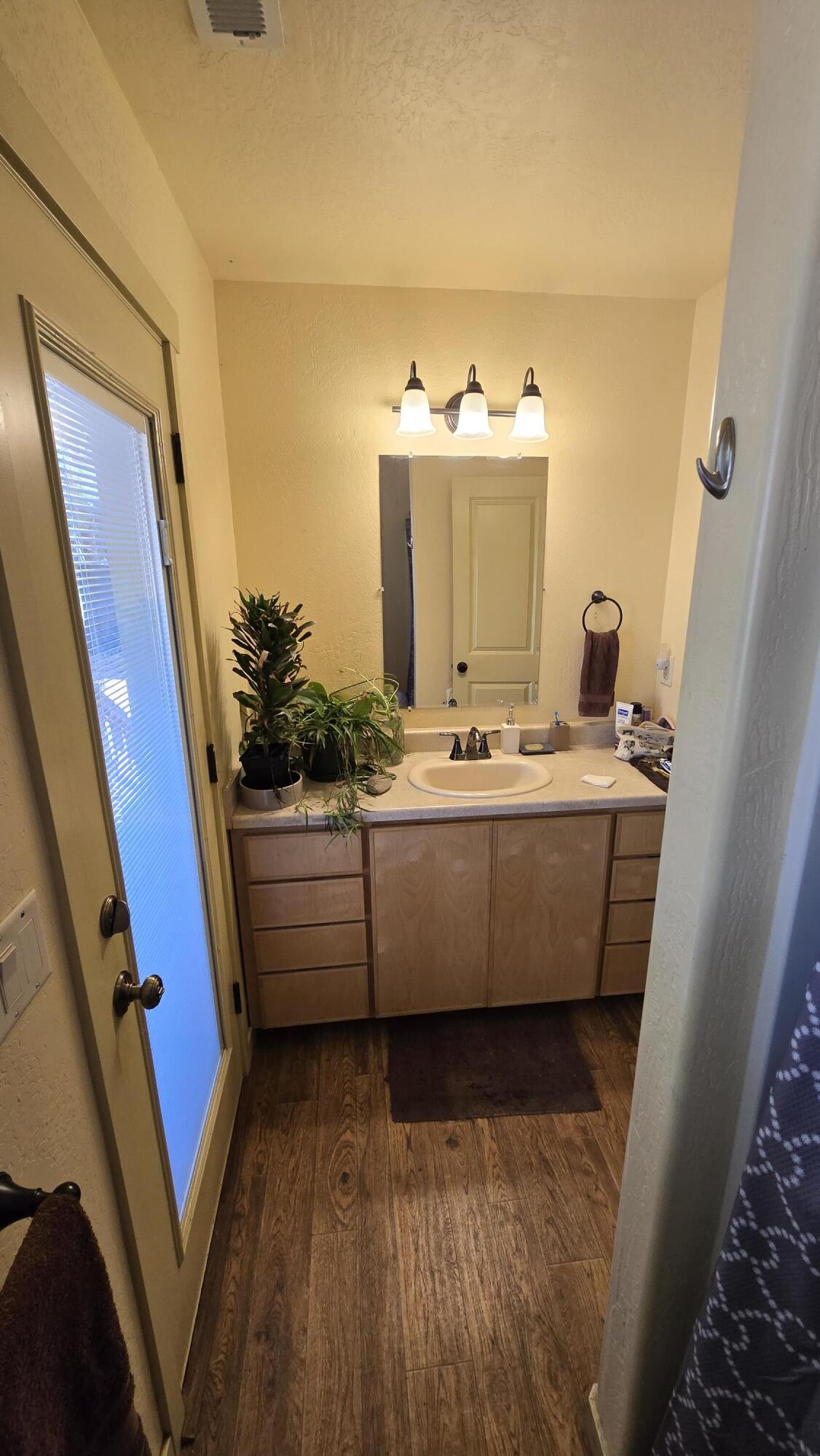 488 Crowson Road Ashland, OR 97520 - Photo 20 of 30 a room with wooden floor and furniture