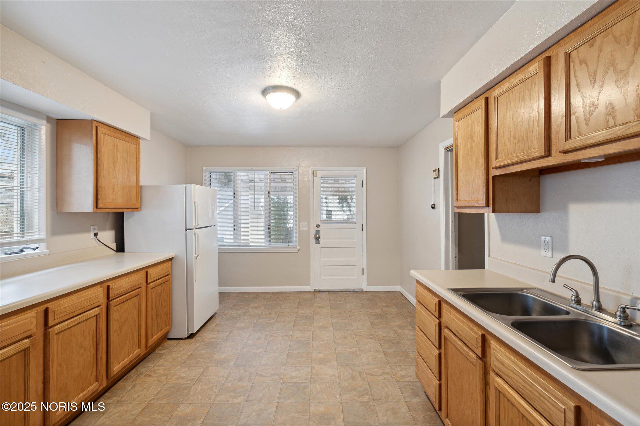 2051 Wyndhurst Road Toledo, OH 43607 - Photo 13 of 37 15-2051-Wyndhurst-Rd-Toledo-OH-43607-Win