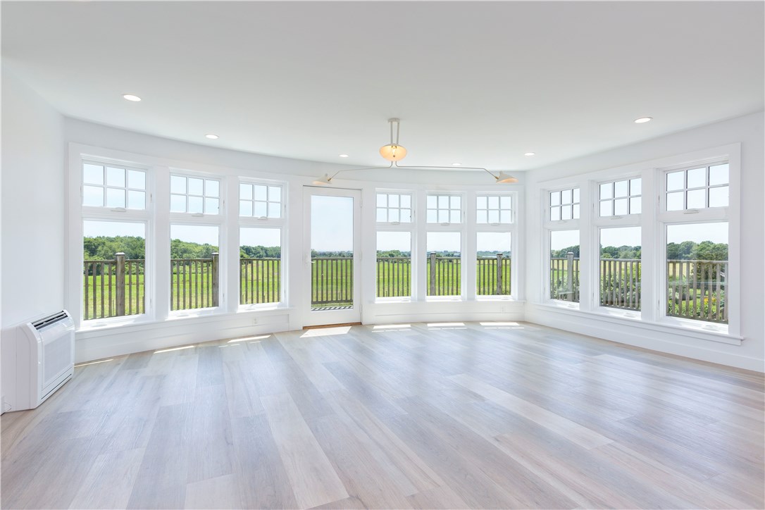 331 Shore Road Westerly, RI 02891 - Photo 15 of 37 Dining area