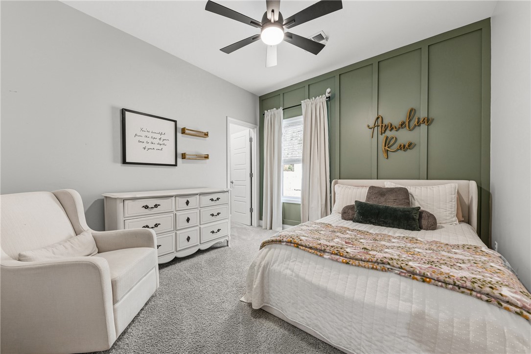 113 Logans Way Kingsland, GA 31548 - Photo 19 of 32 Bedroom 2 with an accent wall and walk in closet.