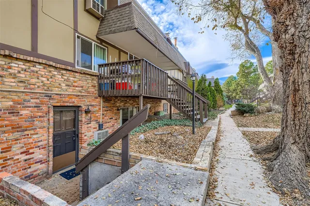 a view of entryway with outdoor kitchen
