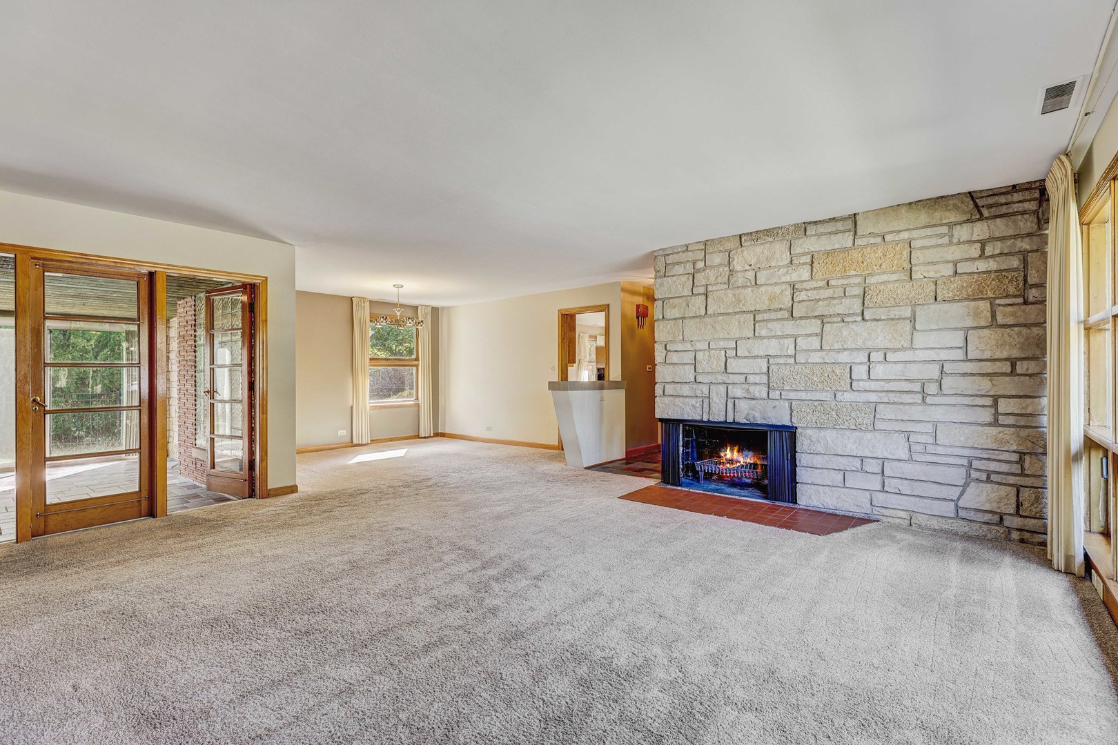 1401 Park Ridge Boulevard Park Ridge, IL 60068 - Photo 12 of 40 a view of empty room with a fireplace