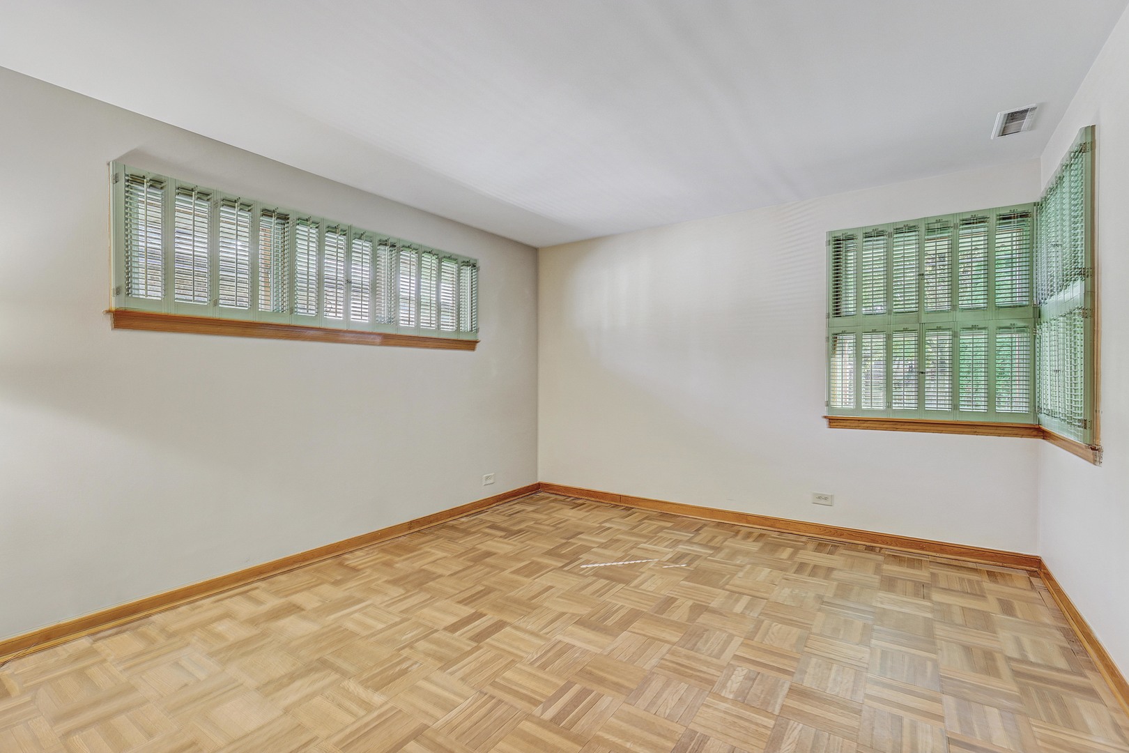 1401 Park Ridge Boulevard Park Ridge, IL 60068 - Photo 20 of 40 a view of an empty room with windows