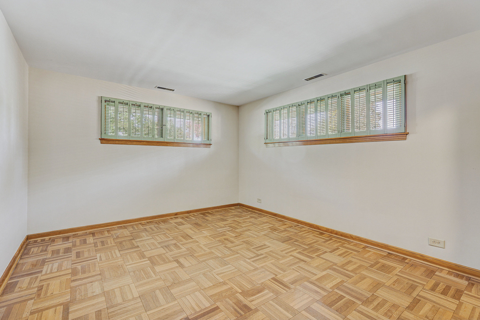1401 Park Ridge Boulevard Park Ridge, IL 60068 - Photo 24 of 40 a view of an empty room with window