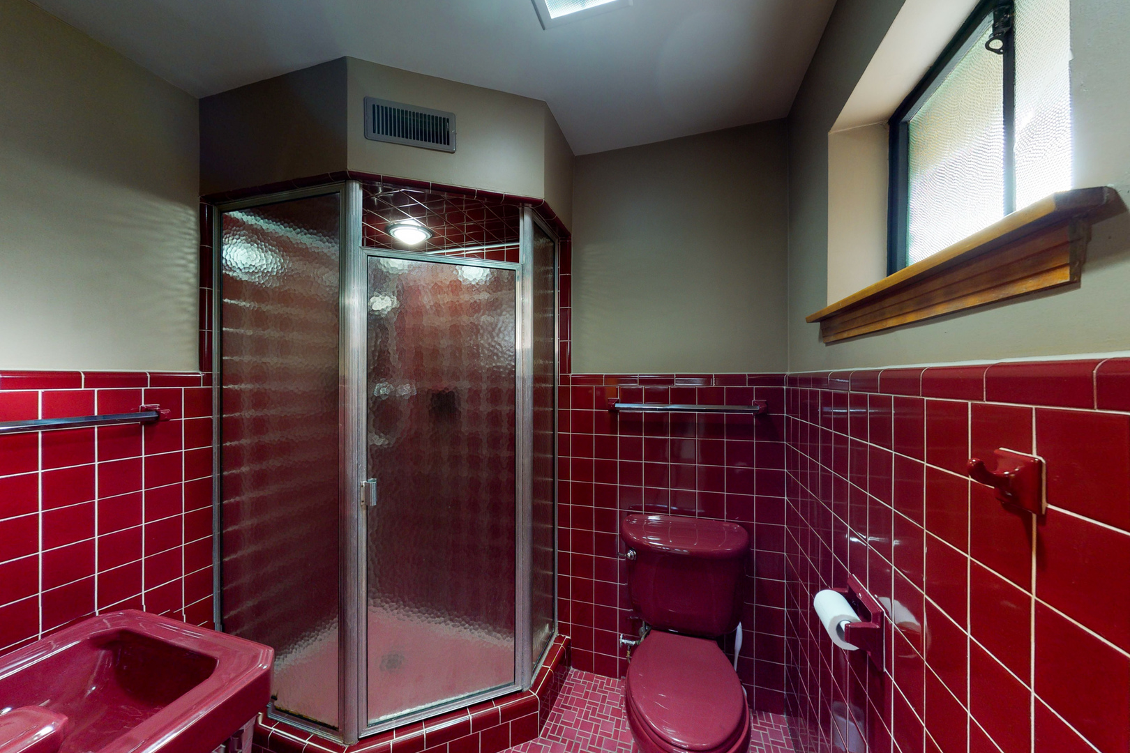 1401 Park Ridge Boulevard Park Ridge, IL 60068 - Photo 27 of 40 a bathroom with a toilet and a shower